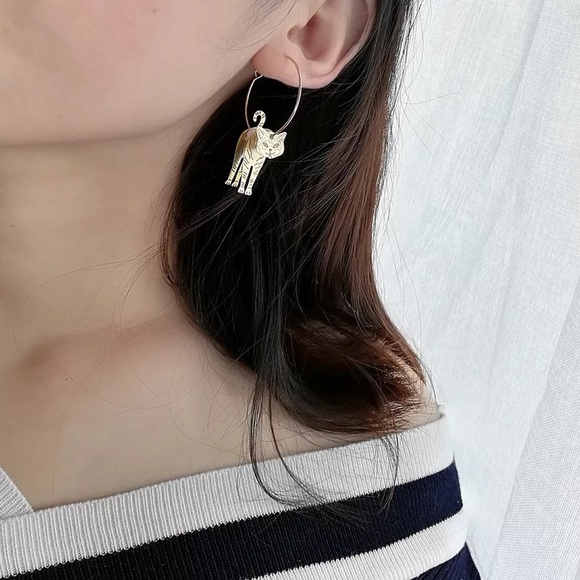 Cute Cat Pearl Hoop Earrings - Picture 3 of 4